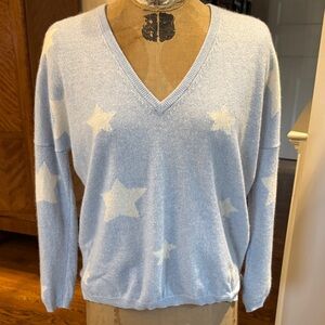 Brodie Cashmere Light Blue V-Neck Sweater with Star Design